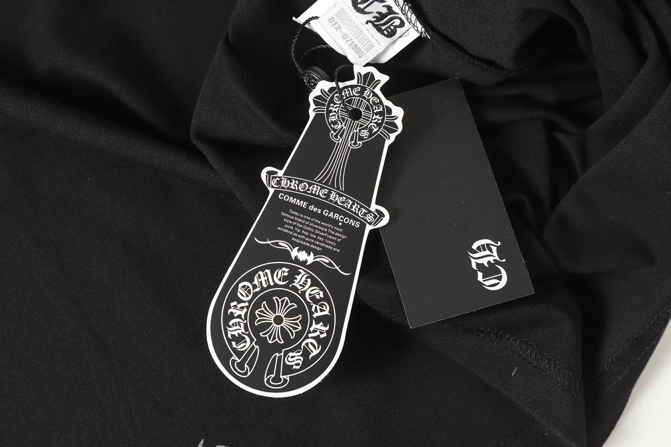 P160 Chrome Hearts CH Chrome Hearts Color Overlay Cross Print Short Sleeve T-shirt Uses direct injection imported machine printing. Hardware and accessories are all milled and customized. Correct configuration. Black 2025 Chrome Hearts ZP packaging. 260 grams of custom dyed double yarn cotton. Large version. Loose and stylish. Different from lower versions, slim and long version with upper body and hip stretch. 100% commitment: top quality. Not fast food. Highest version on the market. Top quality - different from ordinary versions on the market. If you care about quality, you should also respect the price. Absolutely 0 after-sales service and 0 return rate so far. It’s hard not to love the style - 260g double yarn cotton custom dyed fabric - Correct high-density main mark, washed tag, hand-sewn